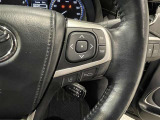 ステアリングスイッチ付きで、運転中に視線を前に向けたまま操作できます。