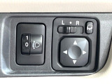 【電動格納ミラー】サイドミラーは電動格納式となっており、狭い駐車場でもキズがつくリスクを抑えられます。