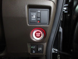 片側電動スライドドア。荷物で手が塞がる時でも簡単にドアの開閉が出来ます。何より力いらずで開閉OK。女性やお年寄りにも優しい。電動機能はOFFにもできますから元気なお子様の駆け出しも安心。