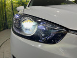 【LEDヘッドライト】悪天候や夜間走行時も良好な視界を確保し安心して運転できる高輝度LEDヘッドライトを装備!点灯速度が早く、消費電力も抑えられています。