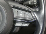 【レーダークルーズコントロール】(全車速追従機能付)付きです。車速に応じて追従支援してくれるので、ロングドライブも快適です。詳細は販売店スタッフまでおたずねください。