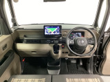 車内は光触媒抗菌消臭施工済です。インパネ周りはスタイリッシュなデザインで機能や装備も充実しています。グローブボックスやカップホルダーのほかにトレーなどたくさんの収納スペースが付いています。