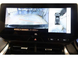 パノラミックビューモニター付きです。車両を上から見たような映像をディスプレイ画面上に表示。運転席からの目視だけでは見にくい、車両周辺の状況をリアルタイムでしっかり確認できます。