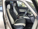 フロント広々、セパレートシートの運転席は、ハイトアジャスターが付いているので、快適にドライブができます。ハンドルはテレスコピック機能で、ハンドル位置を上・下・手前・奥に調節できます。