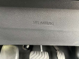 運転席にはSRSニーエアバッグがついています
