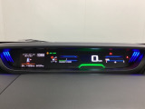 中央にデジタル表示のスピードメーターを配したハイブリット専用メーターになっています。左側のインフォメーション画面で燃費などの情報を確認できます。