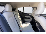 ISOFIX装備車両。シートベルトを使わず、車とチャイルドシートの専用金具を連結させて固定する事が出来ます。簡単に、しっかりと取り付けられるのが特徴です。