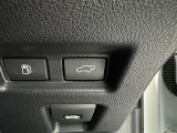 電動式バックドアです。 荷物を持ったままでもボタン一つで自動的に開け閉めできるので便利ですよ。 挟み込み防止機能も付いていますのでお子様の手や荷物を挟み込むのを防いでくれますよ。