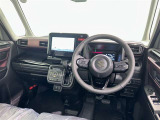 運転席まわりです。 各操作スイッチは使いやすい位置に配置されてます。