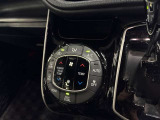中古車選びで意外と見落としがちなポイントが、シフトレバー周辺の状態です。今回掲載している画像では、操作部分の使用感をはじめ、パネルの傷や擦れ、ボタン類の動作跡など、確認していただけます。