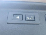 【パワーバックドア】スマートキーや運転席のボタンを押すだけでリアゲートが自動で開閉します!荷物を持っている時や、高い位置にあるバックドアを閉める際に便利な機能です♪