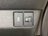 ハンドルの右側にはヘットライトリベライザーとVSA(ABS+TCS+横滑り抑制)の解除スイッチがついています。ヘッドライトリベライザーは道路状況や積荷の加重に応じてライトの高さを調節できます。