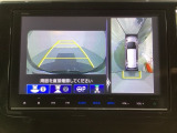 マルチビューカメラシステム搭載車です。お車の周囲を全方位でカバーします。後方・前方・両脇と、コンディションが悪い視界でもカラーモニターに映し出した映像がドライバーをサポートします。