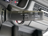 【オートライト】車外の明るさに応じて、自動的にライトの点灯・消灯をしてくれます。トンネルが続くような道でも、スイッチを操作する必要がありません。消し忘れの心配もありません。
