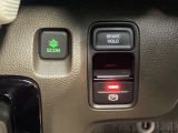 セレクトレバーの右に電子制御パーキングブレーキがあります。スイッチひとつで、停車した地点の傾斜などをシステムが検知・判断してブレーキ力を自動的に最適制御し、しっかり停車できるパーキングシステムです。