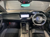 スッキリとまとめられた運転席周りで、運転を楽しくさせる内装です
