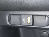 充電用USB端子付き。スマートフォンなどの充電に便利です。