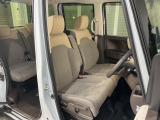 乗降がしやすい運転席。高さが調節できて小柄な方でも運転しやすいポジションをとることができます。