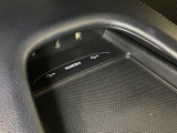ナビゲーション用の外部入力可能なUSB端子などがついており、周辺には物が置けるトレーがついています。