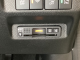 ハンドルの右下にETCがついています。高速道路の料金所の通過も楽々です!。カードの取り出しもしやすい場所についています。