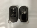 スマートキーを装備しています。鍵を差し込むことなくドアロックの開け閉めと、スタートボタン操作でのエンジンスタートができます。ボタン操作でトランクが開けられる電動テールゲートのボタンもついています。
