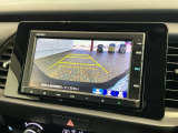 リバースギアに入れるだけで後方の表示へ切り替わります。夜間や雨の日の駐車も楽になりますよ。