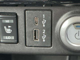 充電端子が装備されていますので車内でスマートフォンなどの充電が可能です。
