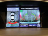 アラウンドビューモニターは真上から見下ろした様に車の周囲を表示することで、駐車時の安全性と利便性を高めます。