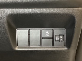 ハンドルの右側にはヘッドライトレベライザーとVSA(ABS+TCS+横滑り抑制)の解除スイッチがついています。ヘッドライトレベライザーは道路状況や積荷の加重に応じてライトの高さを調節できます。