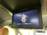 【フリップダウンモニター】大画面モニターで後席でもエンタメをお楽しみいただけます。小さなお子様にも大人気の装備です♪