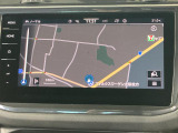 タッチスクリーンを採用。従来のナビゲーションシステムの域を超える、車両を総合的に管理するインフォテイメントシステムです。