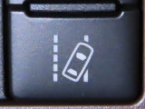 車線逸脱警報装置を装備しております。