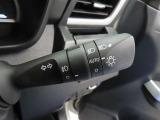 スイッチをオートに設定しておけば、車外の明るさに応じて自動的にヘッドランプを点灯・消灯します。夕暮れ時やトンネルの続く山道などを走行する時に便利なコンライトを装備しています。