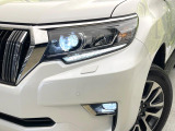 【LEDヘッドライト】悪天候や夜間走行時も良好な視界を確保し安心して運転できる高輝度LEDヘッドライトを装備!点灯速度が早く、消費電力も抑えられています。