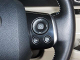ステアリングスイッチ付きで、運転中に視線を前に向けたまま操作できます。