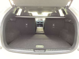 CX-5のラゲッジルームは後席が4:2:4で分割が可能です。荷室側からもレバーを引くだけで可倒できます!新車時オプション装備の【パワーリフトゲート】付き!スイッチを押すだけで開閉が可能です!