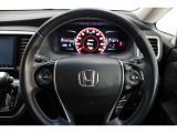 ハンドル左側にはオーディオ操作が出来るオーディオリモートコントロールスイッチ、右側にはHondaSENSINGとオートクルーズスイッチを装備!長距離運転や高速道路の運転では大活躍です!