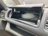 ダッシュボード助手席側上部にインストアッパーボックスがあり、収納に便利です。