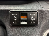 両側パワースライドドアを採用しており、運転席から簡単に開閉操作が可能です。駐車場や狭い場所でも扱いやすく、乗車時・降車時の負担を軽減します。