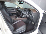 硬めのブラックレザーでドライバーの体をしっかりとサポートします。また、運転席は、正しく着座するとドライバーとハンドルやペダル類が正対するように設置されています。正しい車の操作には必要なことです★☆★☆