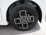 日産純正のアルミホイールが装着されてます。ボディデザインとマッチしておりカッコイイですね。