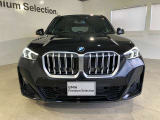 キドニーグリル:80年以上に渡り採用されている特長的なグリルデザインです。形が腎臓(キドニー)に見える事からキドニーグリルと呼ばれるようになりました。統一グリルデザインの世界最長の歴史を持っています。
