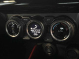夏でも冬でもお好みの温度に設定しておけば、AUTO ボタンひとつで快適な車内空間へ!風の強さや温度、内外気の切り替えも自動で調整してくれます♪こちらのお車はシートヒーター機能付きです!