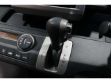 インパネシフトだから視線の移動も少なく足元もスッキリ♪運転席もゆったりしているのでゆとりを持ってドライブできますね!