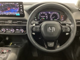 【ハンドル】運転にかかわる様々な操作を安全に行えるように視点移動が少なく操作性に配慮されたスイッチ類が凝縮されたコックピットです。