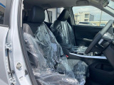 運転席まわりには十分なスペースがあり、大柄な方でもゆったり運転していただける環境です。