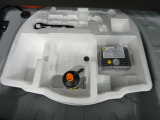 パンク修理剤とエアーポンプのセットです。スペアタイヤは装備していませんが空いたスペースを小物入れとして使用できます