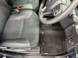 運転席シート足元です。