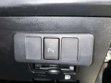 コーナーセンサーを車の前後に装備。障害物までの距離に応じて警告音を変えてお知らせ。縦列駐車時や駐車場・車庫などでの取り回しをサポートします。詳細は販売店スタッフまでおたずねください。