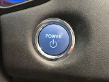 エンジンスタートスイッチです。キーが車内にあれば、エンジンの始動や停止はスイッチを押すだけ!キーを取り出す手間を省き、ワンプッシュで操作できるので簡単でスムーズです。